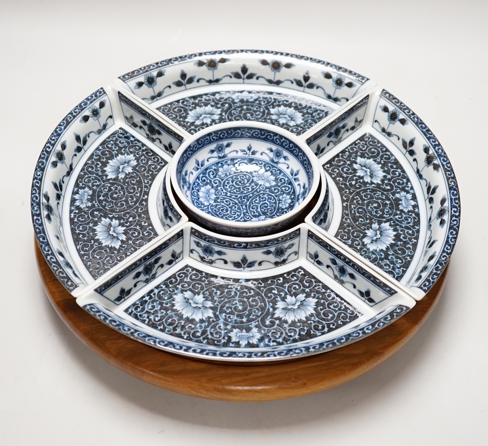 A Chinese porcelain blue and white lazy Susan or supper dish set, 38cm high